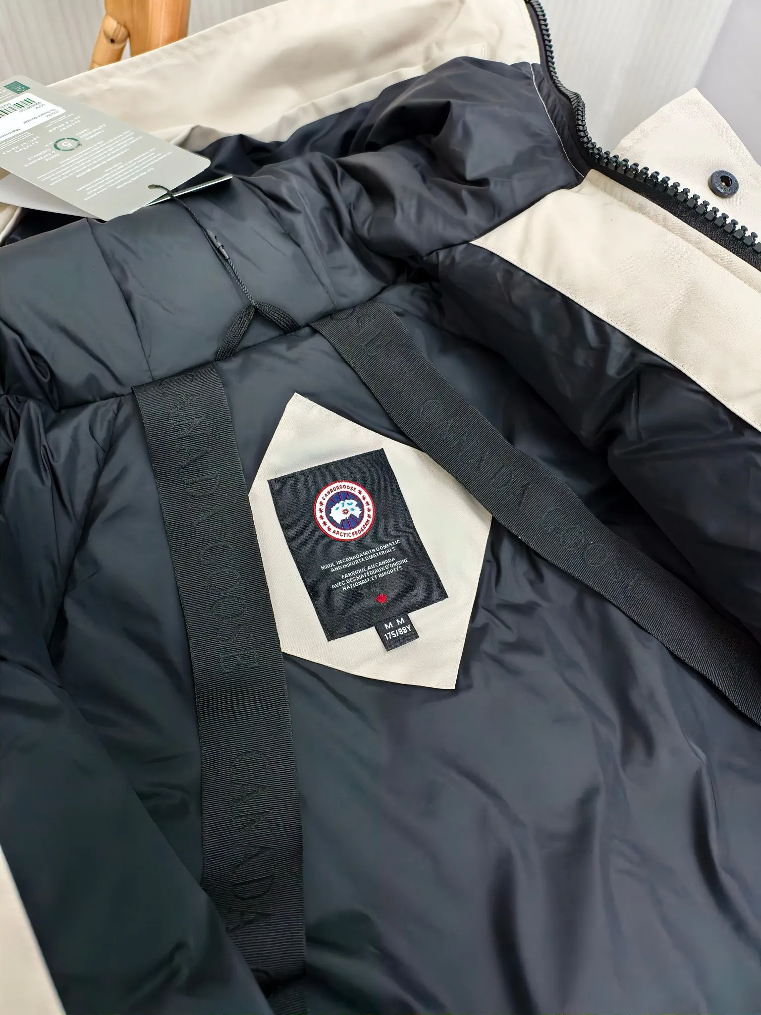 P720 ————2050M model/new 01 model (high version) Canada goose Canada Goose Chilliwack bomber jacket is one of our popular styles. The upgraded version adopts streamlined hood details and improved trimmings. The Chilliwack bomber jacket was originally designed for pilots in the post-war no-man's land in northern Canada. It is durable, warm and easy to move. The inside is filled with white duck down, which has higher thermal insulation performance. Chilliwack's iconic style, enduring popularity, is a popular jacket from Canada Goose. Customize your parka with our variety of interchangeable hood trim accessories to extend the coverage of your hood. Hip-length, the bomber jacket's knitted cuffs and hem are mid-length for freedom of movement. Rib knit cuffs and hem improve fit and seal in heat.  2050M is an upgraded version of the old version 01. Color: black, gray, off-white, navy. Size: XS-2XL
